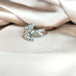 Bague Anais en acier inoxydable avec 2 feuilles qui se rejoignent au centre