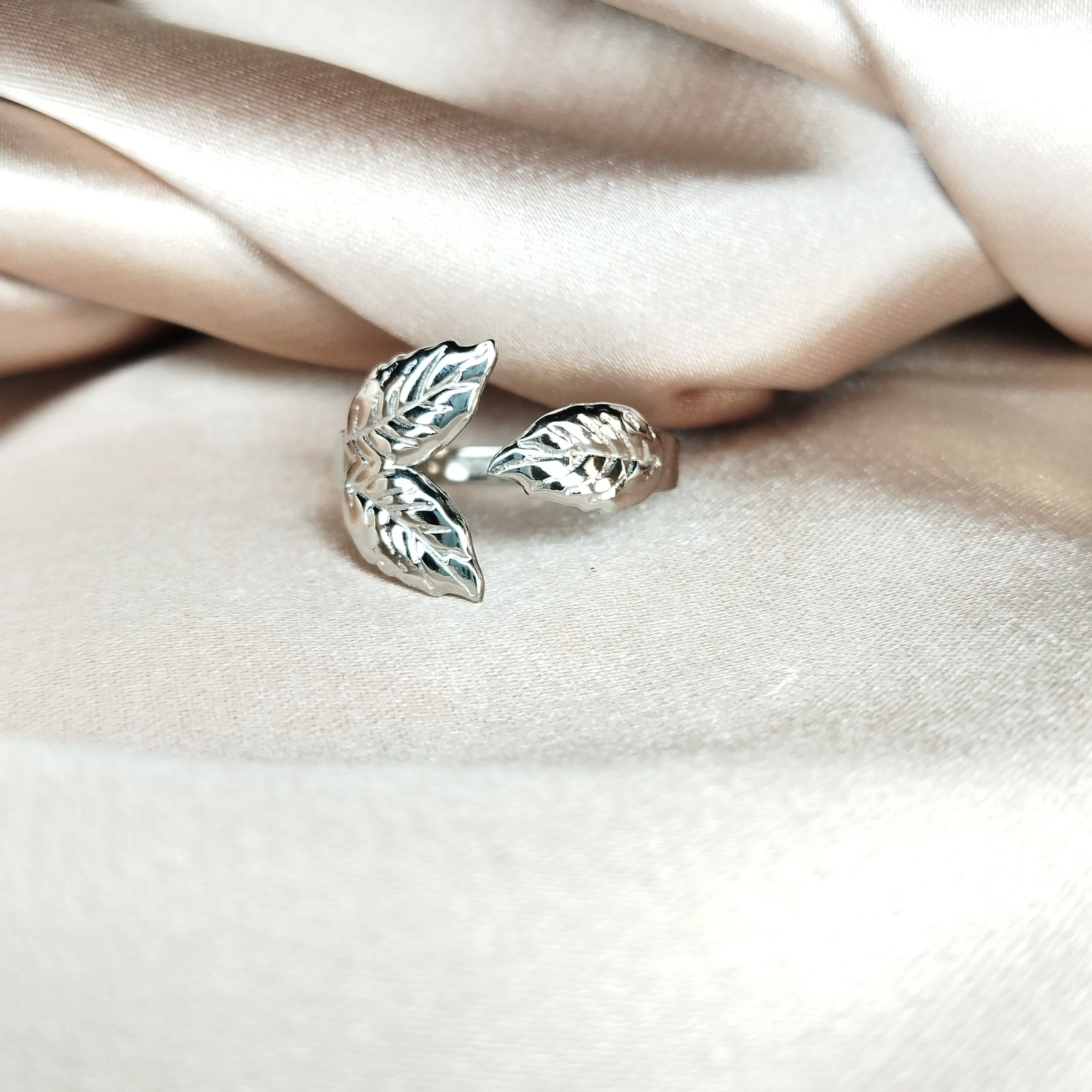 Bague Anais en acier inoxydable avec 2 feuilles qui se rejoignent au centre