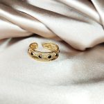 Bague en acier inoxydable doré orné de strass noir