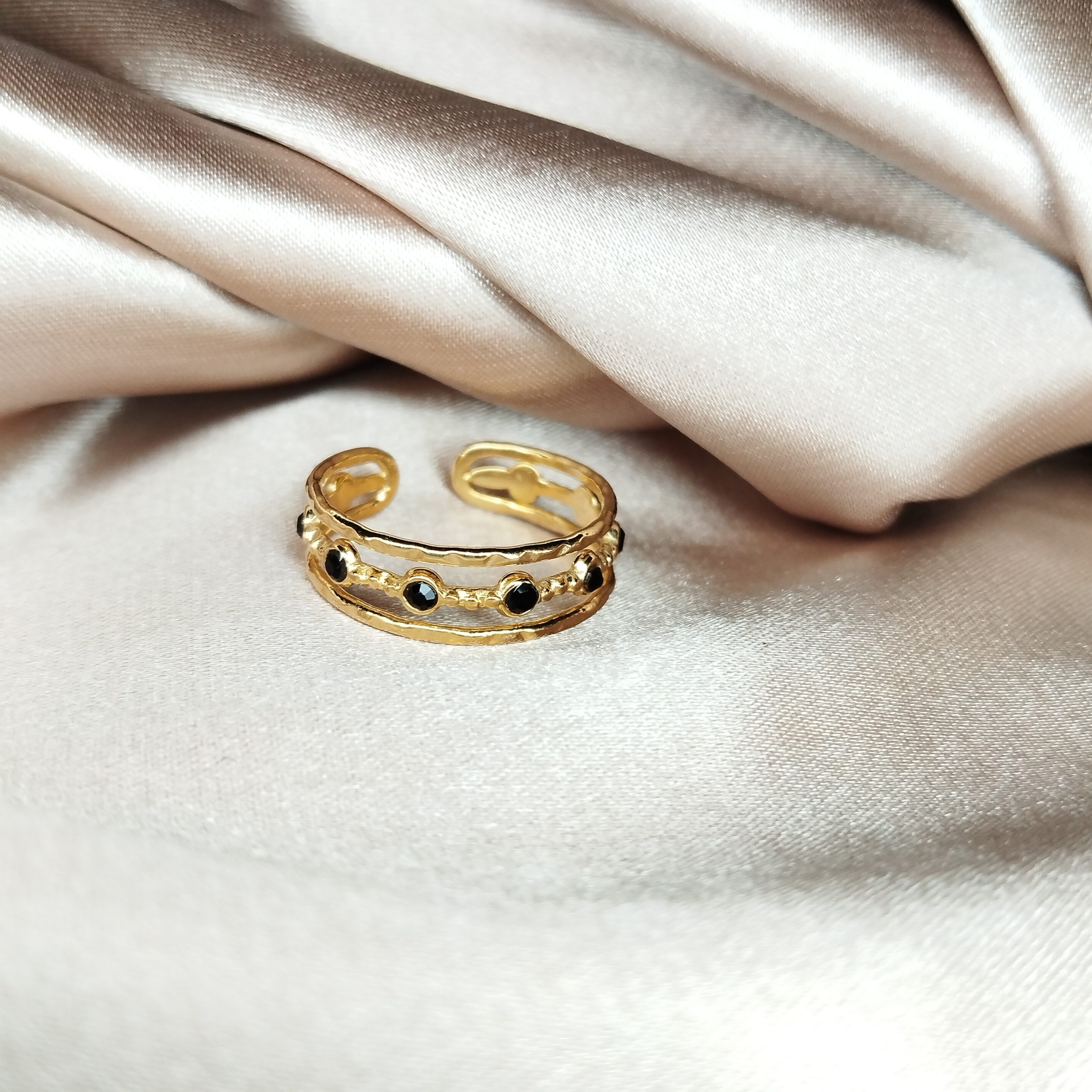 Bague en acier inoxydable doré orné de strass noir