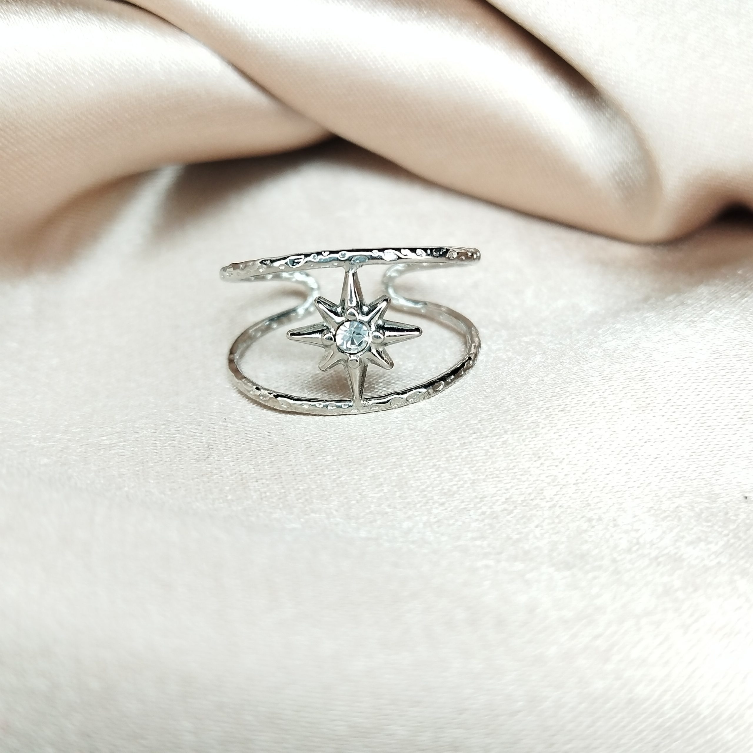 jolie bague en acier inoxydable argenté orné d'une étoile et d'un strass son centre