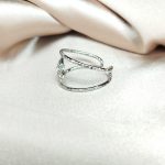 jolie bague en acier inoxydable argenté orné d'une étoile et d'un strass son centre