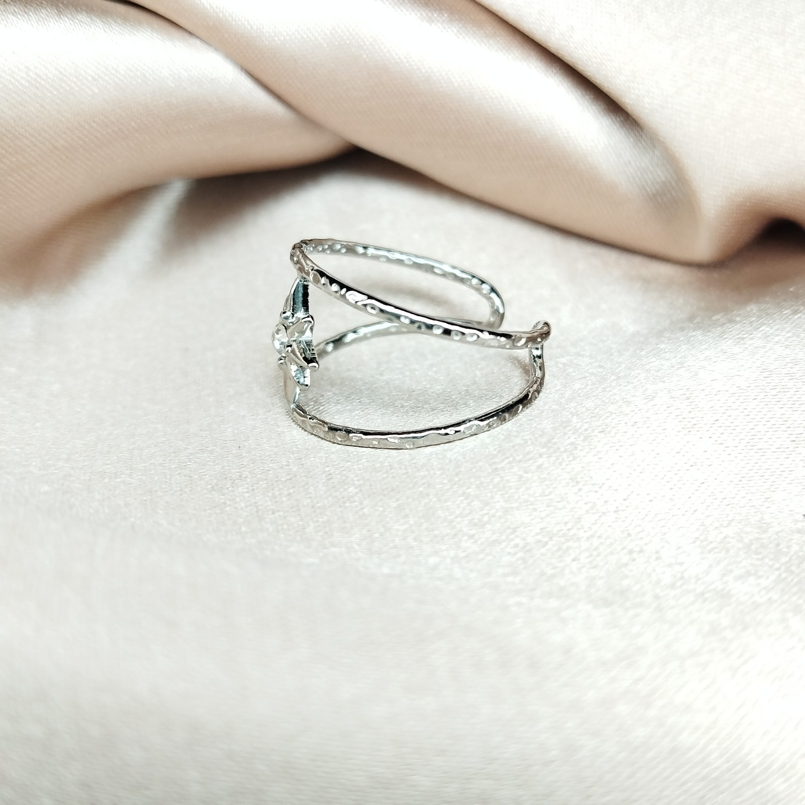 jolie bague en acier inoxydable argenté orné d'une étoile et d'un strass son centre