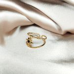 jolie bague en acier inoxydable doré orné d'une étoile et d'un strass son centre