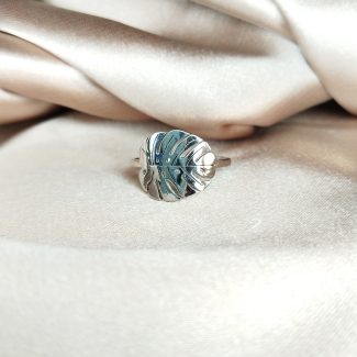 Bague Anais en acier inoxydable avec une feuille monstera