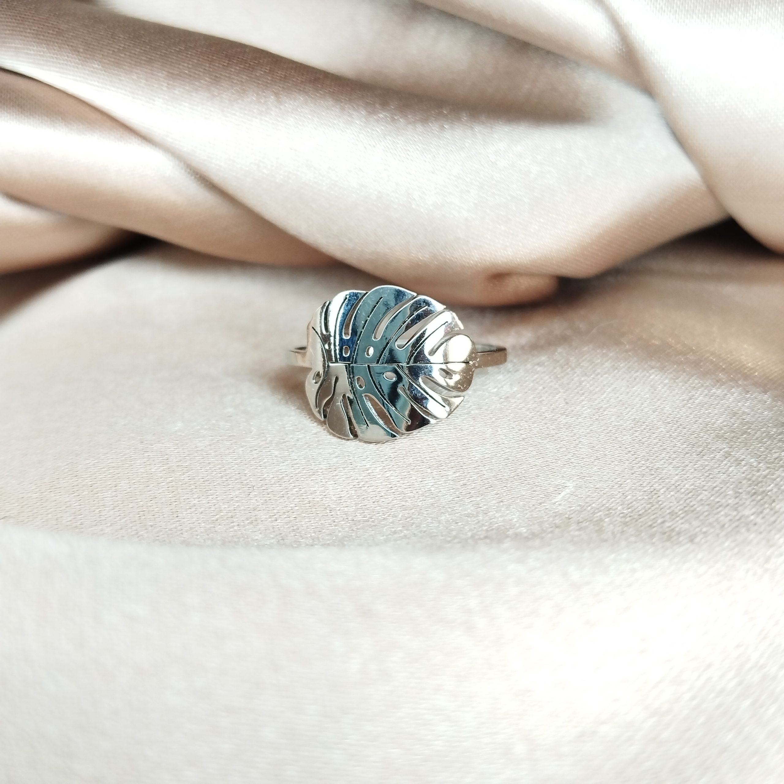 Bague Anais en acier inoxydable avec une feuille monstera