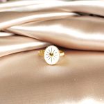bague en acier inoxydable doré pendentif blanche au centre un coeur qui rayonne