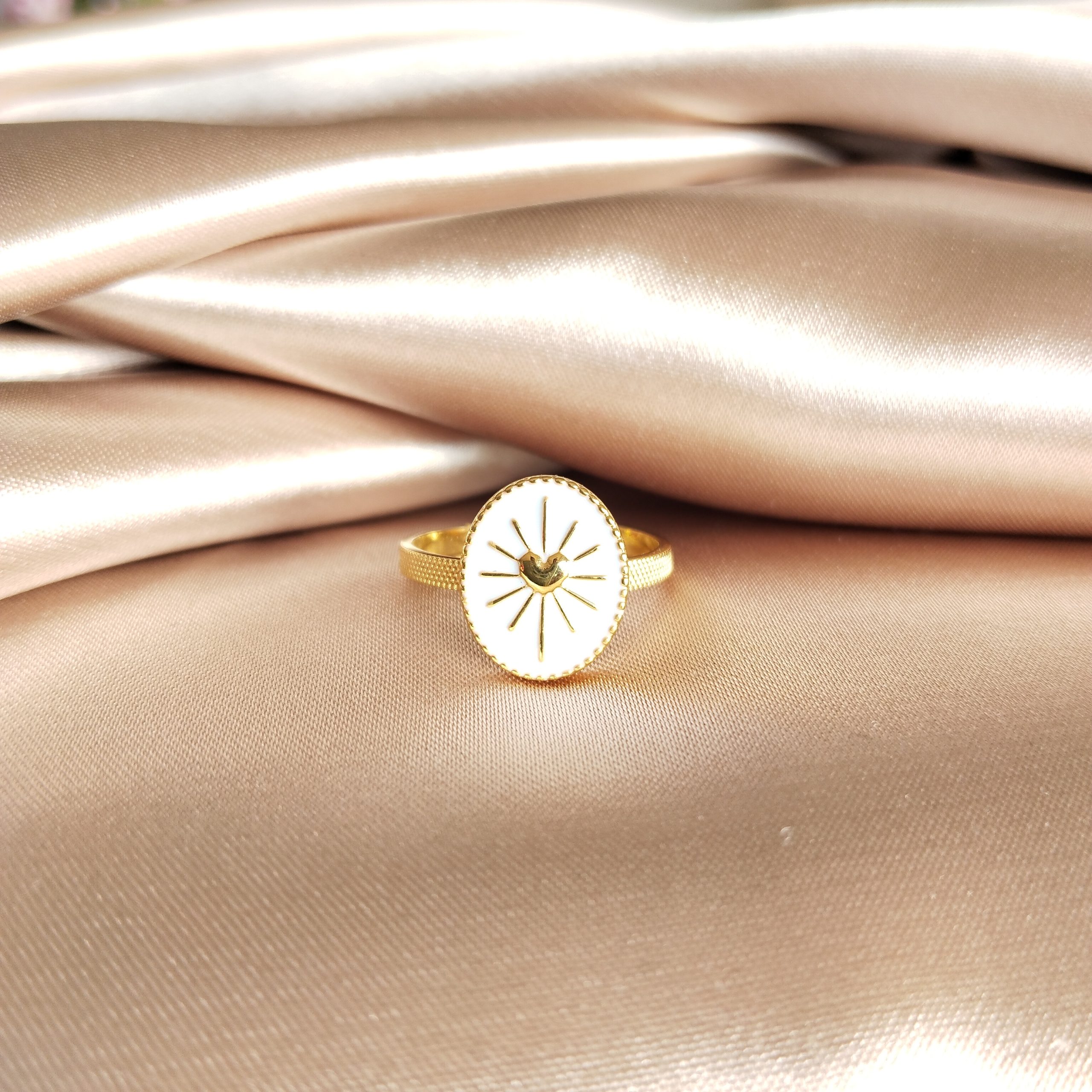 bague en acier inoxydable doré pendentif blanche au centre un coeur qui rayonne