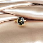 bague en acier inoxydable doré pendentif noir au centre un coeur qui rayonne