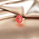 bague en acier inoxydable doré pendentif rouge au centre un coeur qui rayonne