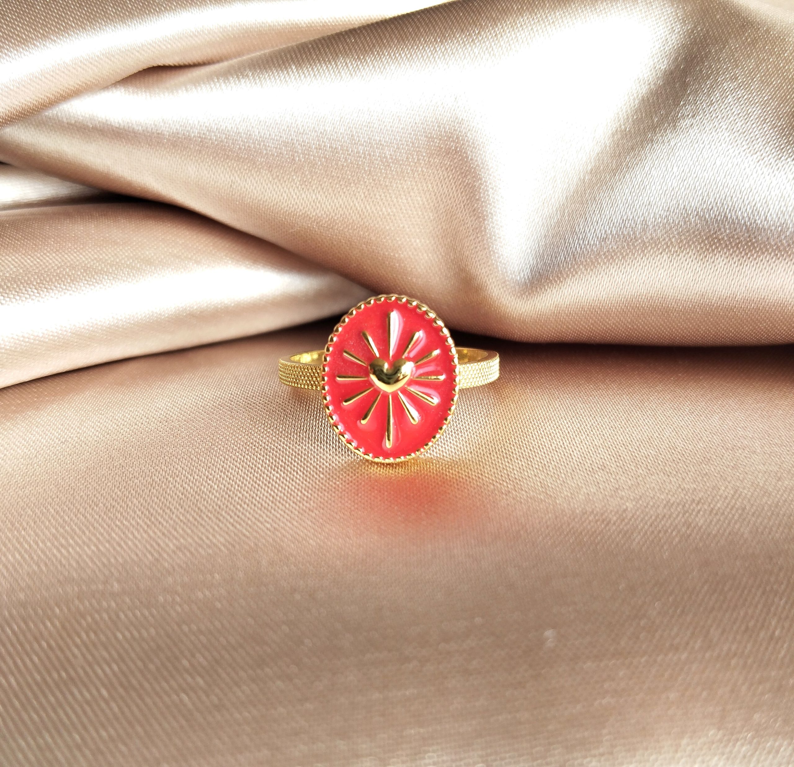 bague en acier inoxydable doré pendentif rouge au centre un coeur qui rayonne