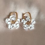 Boucles d'oreilles en acier inoxydable doré fleur blanche
