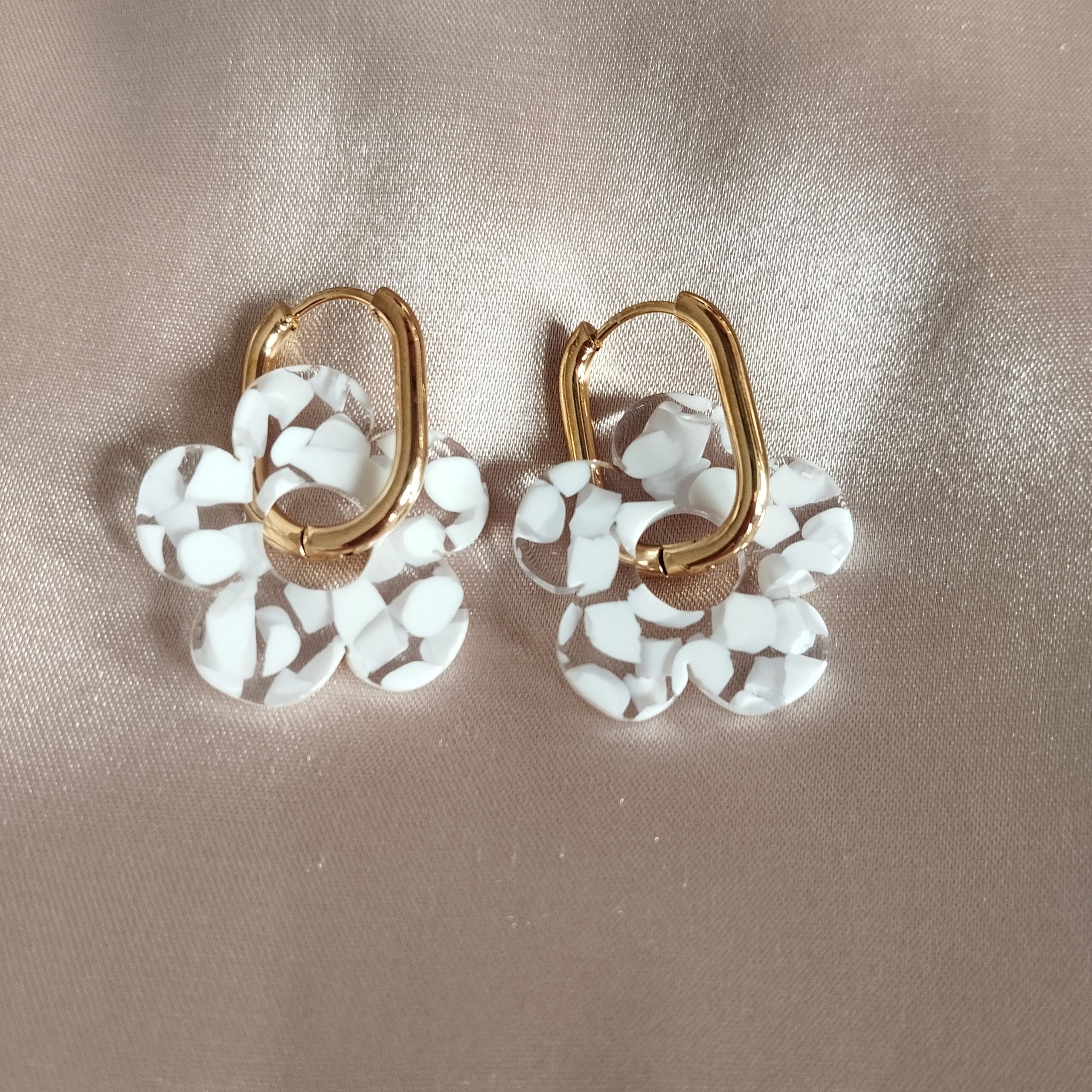 Boucles d'oreilles en acier inoxydable doré fleur blanche